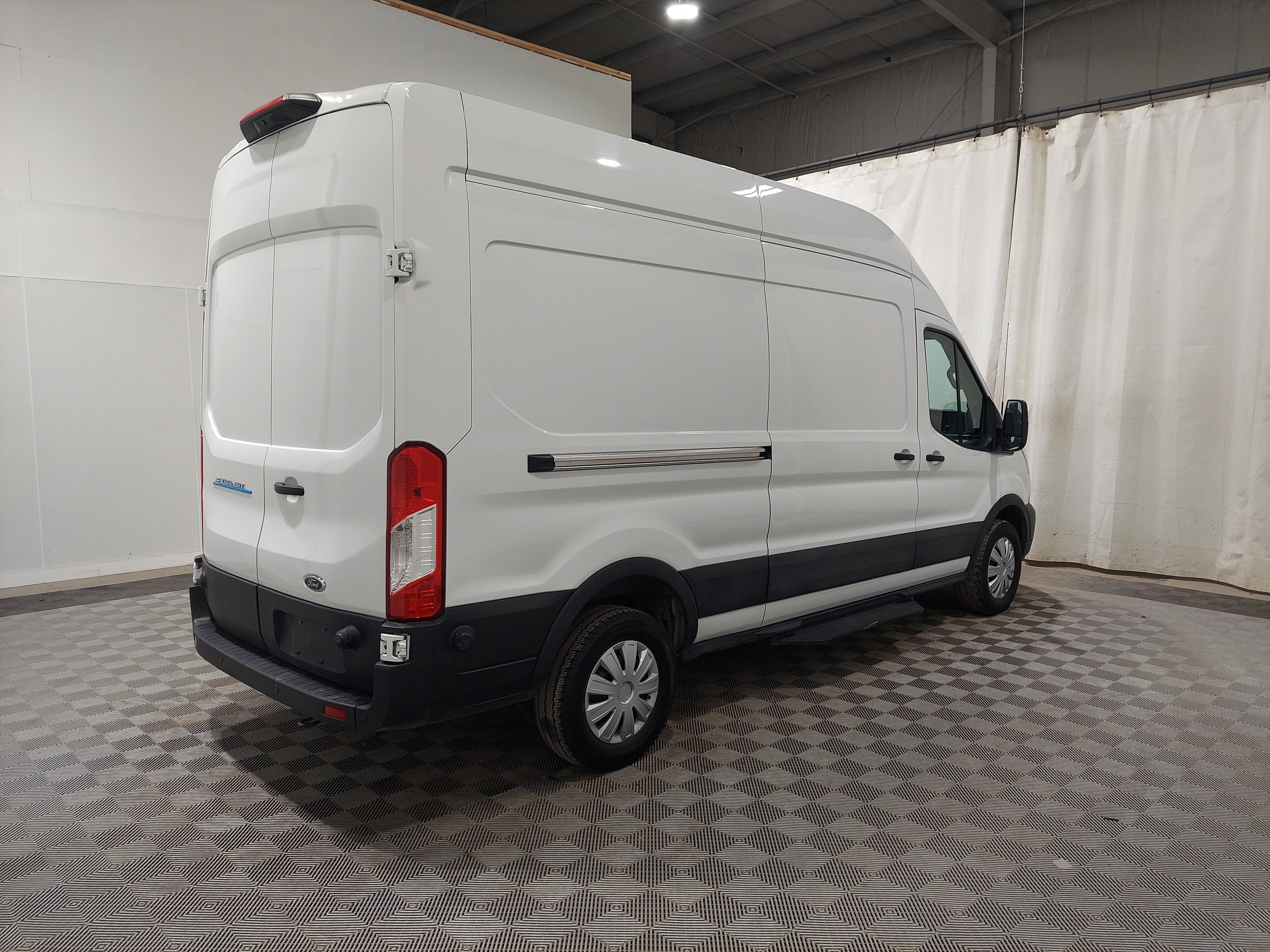 Used 2023 Ford E-Transit 148 High Roof RWD image 3