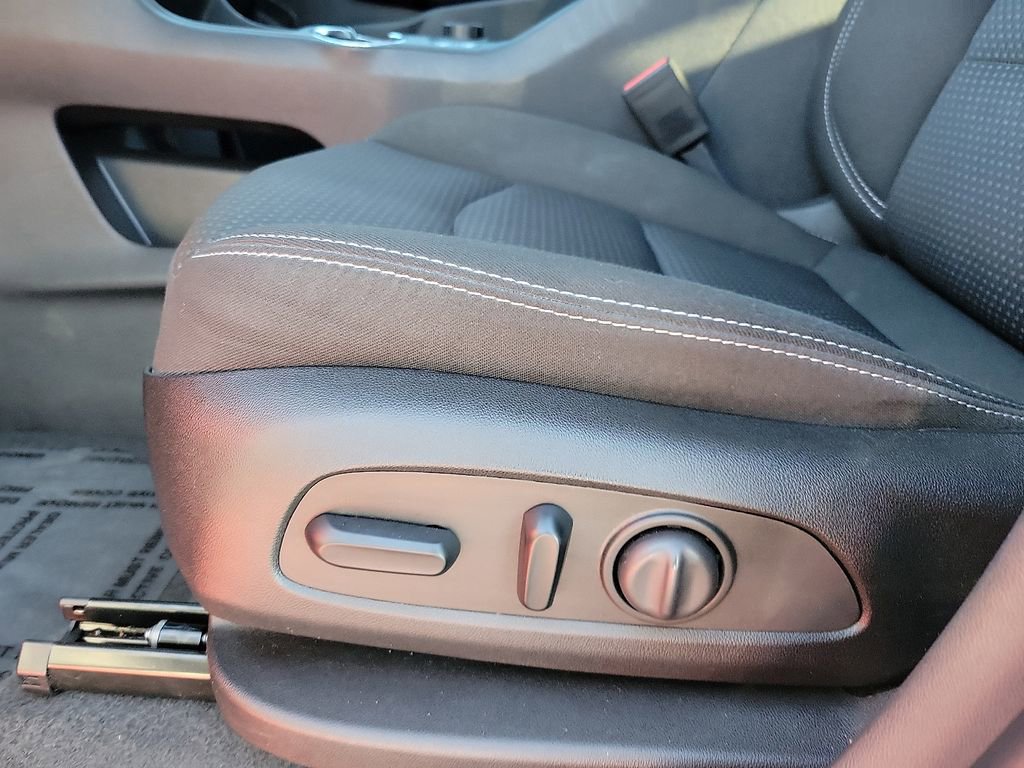 Used 2023 GMC Terrain SLE w/ Driver Convenience Package image 12