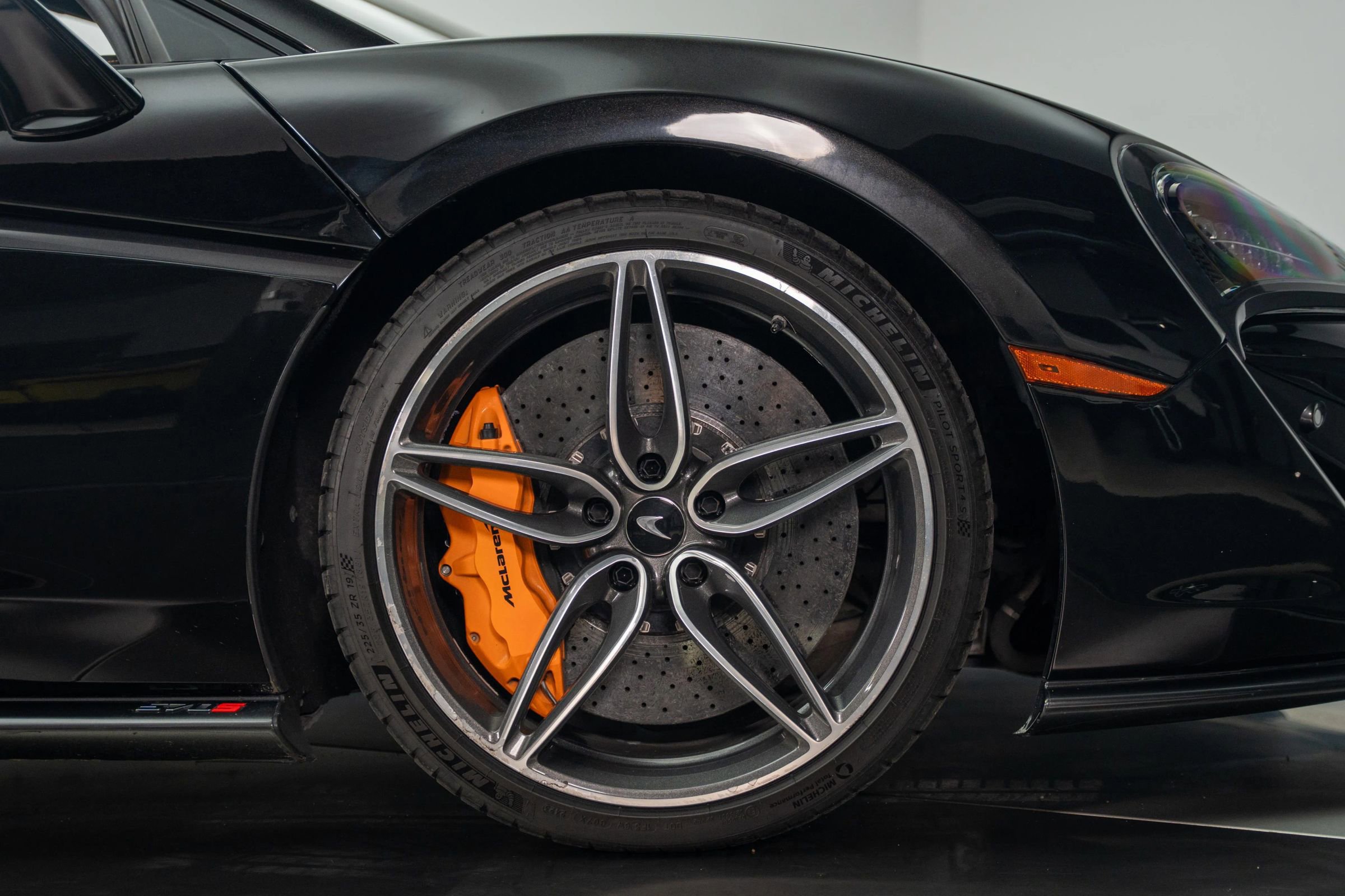 Used 2019 McLaren 570S Spider image 28