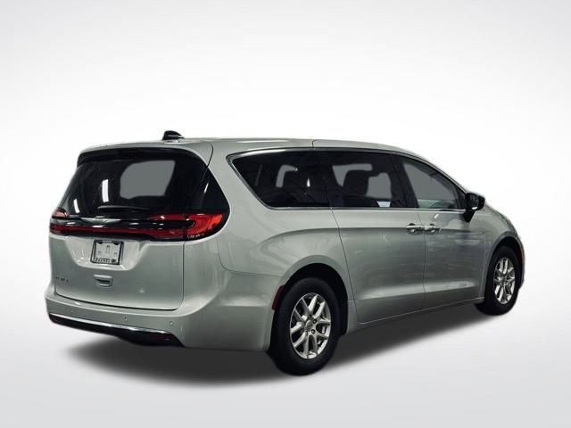 Certified 2024 Chrysler Pacifica Touring-L image 6