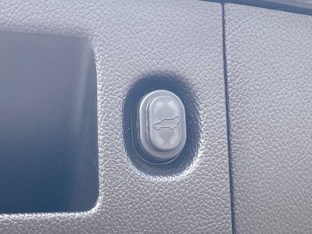 Used 2015 Chevrolet Suburban LTZ RWD image 22