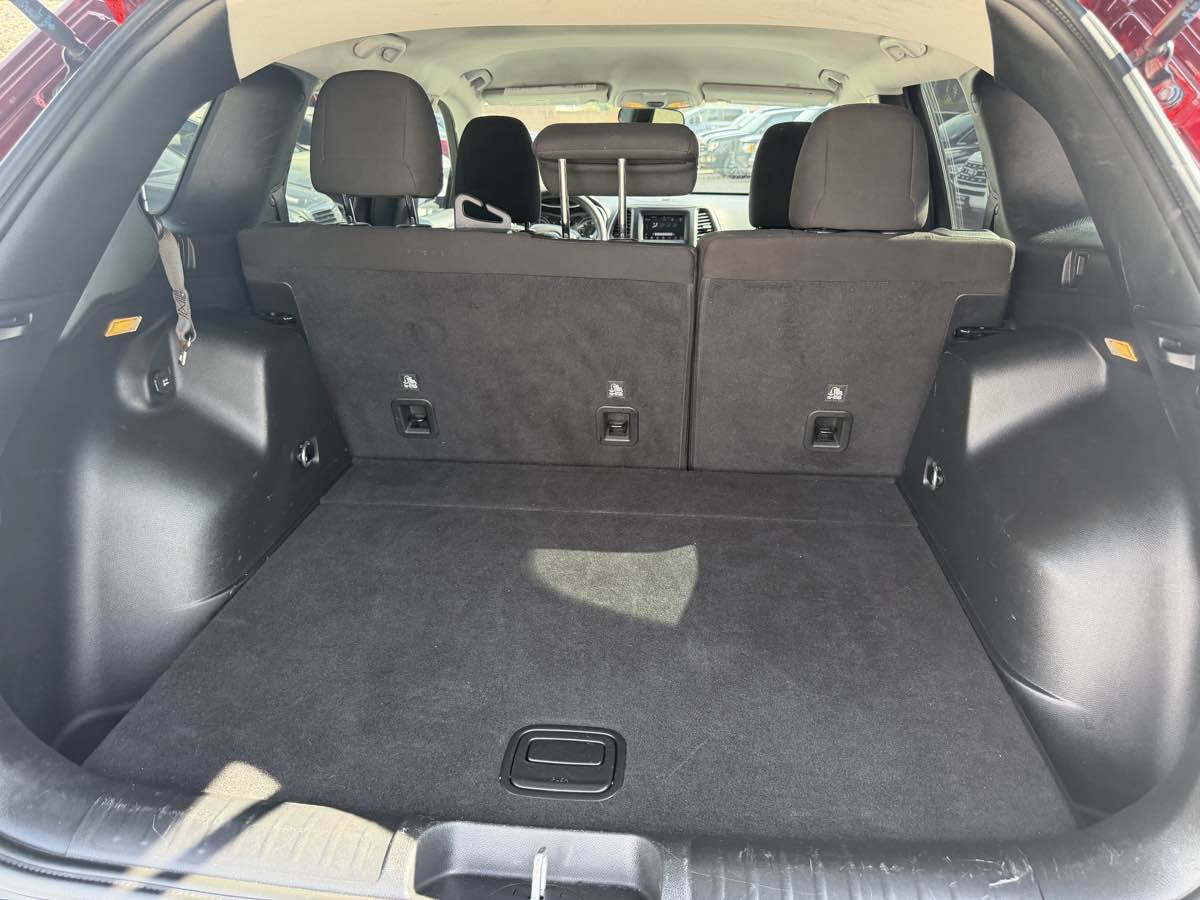 Used 2019 Jeep Cherokee Latitude w/ Popular Appearance Group FWD image 18