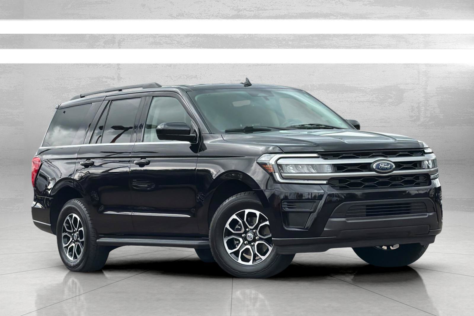 Used 2024 Ford Expedition XLT AWD/4WD image 2
