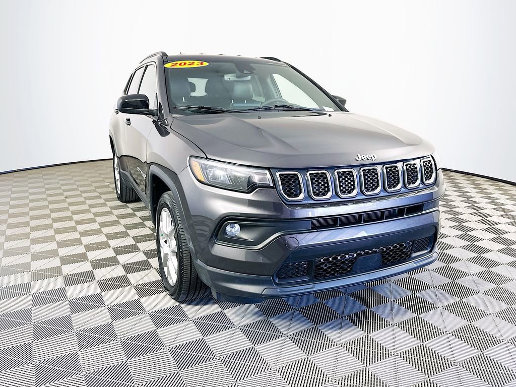 Used 2023 Jeep Compass Latitude image 3