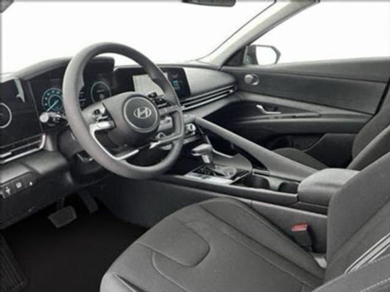 Used 2025 Hyundai Elantra Blue image 14