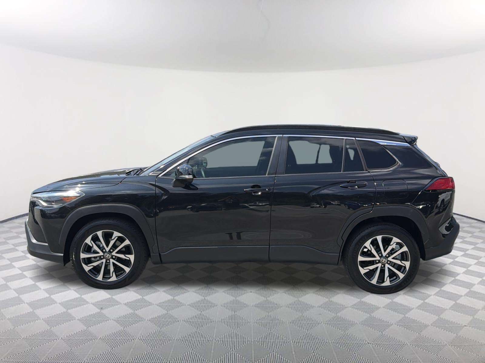 Used 2022 Toyota Corolla Cross XLE w/ Convenience Package FWD image 2