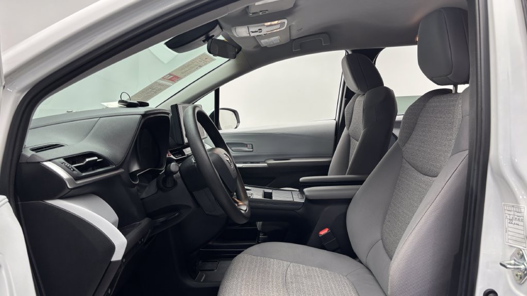 Used 2025 Toyota Sienna LE FWD image 11