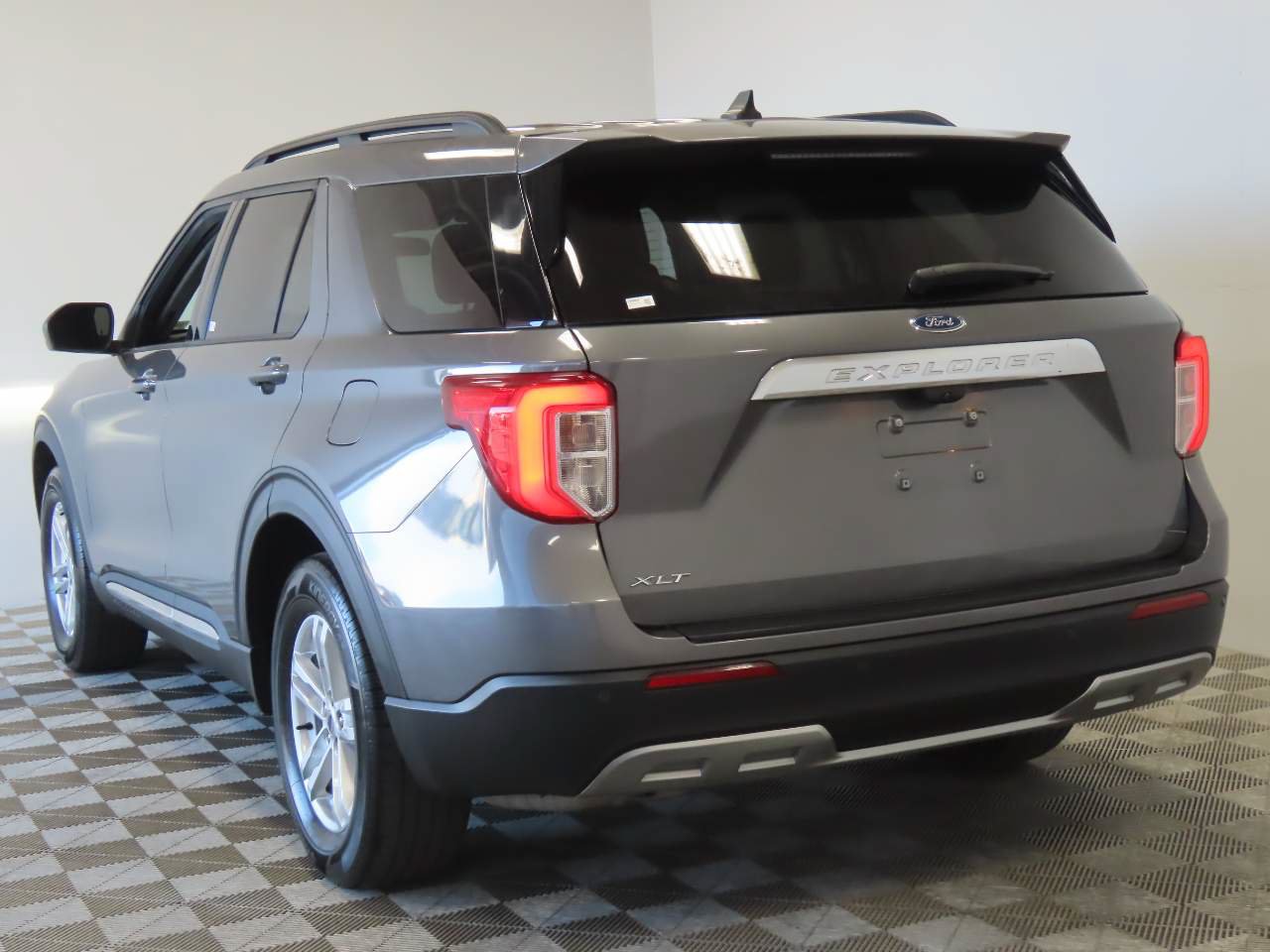 Used 2023 Ford Explorer XLT w/ Equipment Group 202A RWD image 3