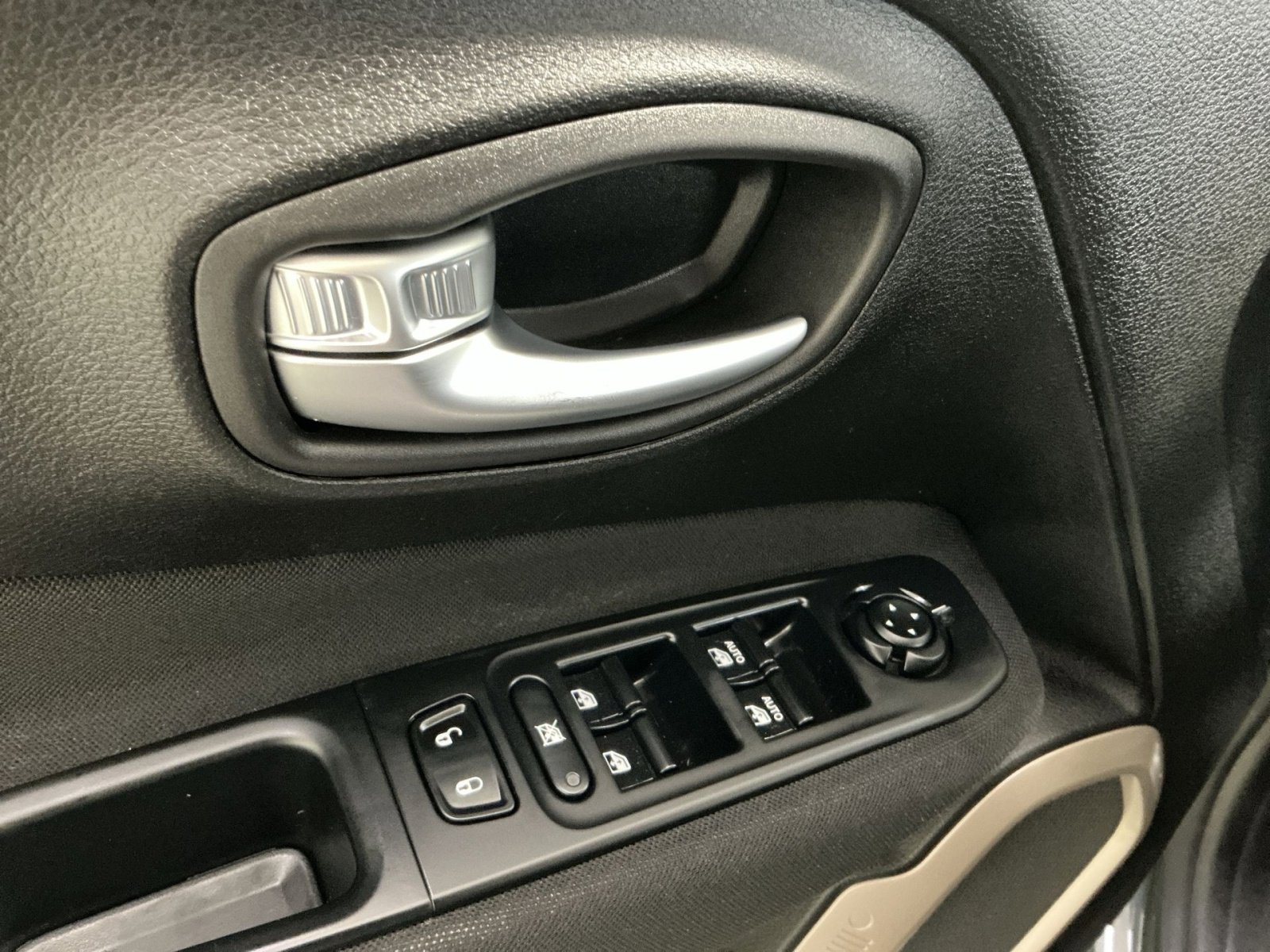 Used 2017 Jeep Renegade Sport w/ Power & Air Group image 23