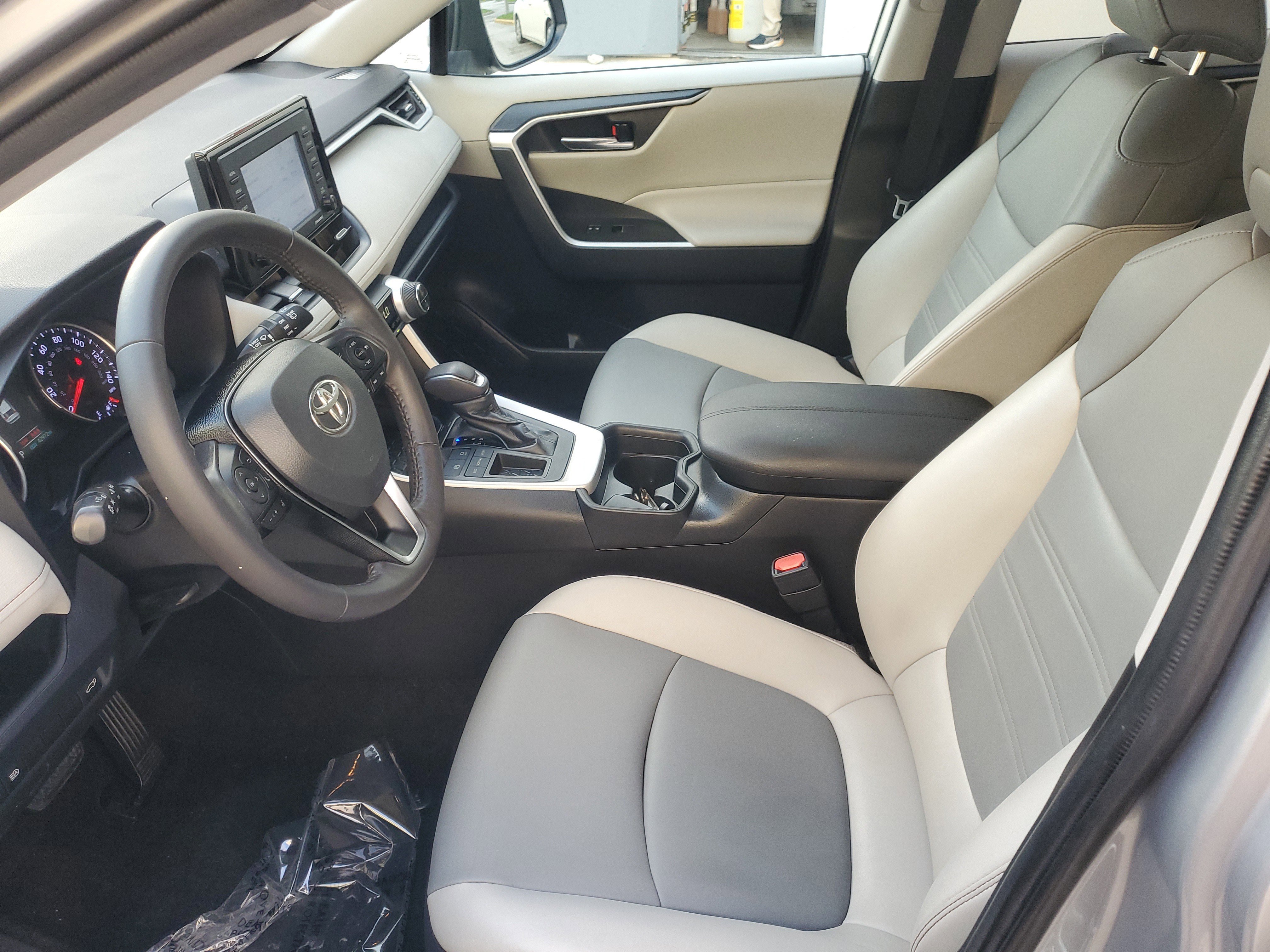 Used 2020 Toyota RAV4 XLE Premium image 16