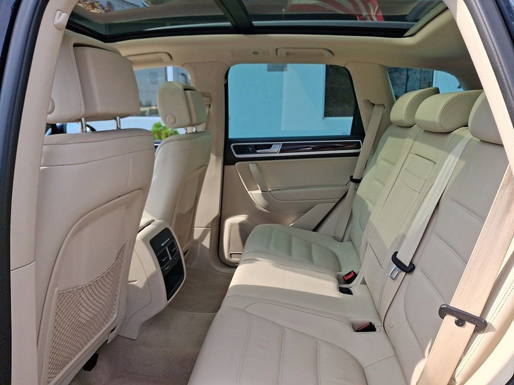 Used 2016 Volkswagen Touareg Sport image 10