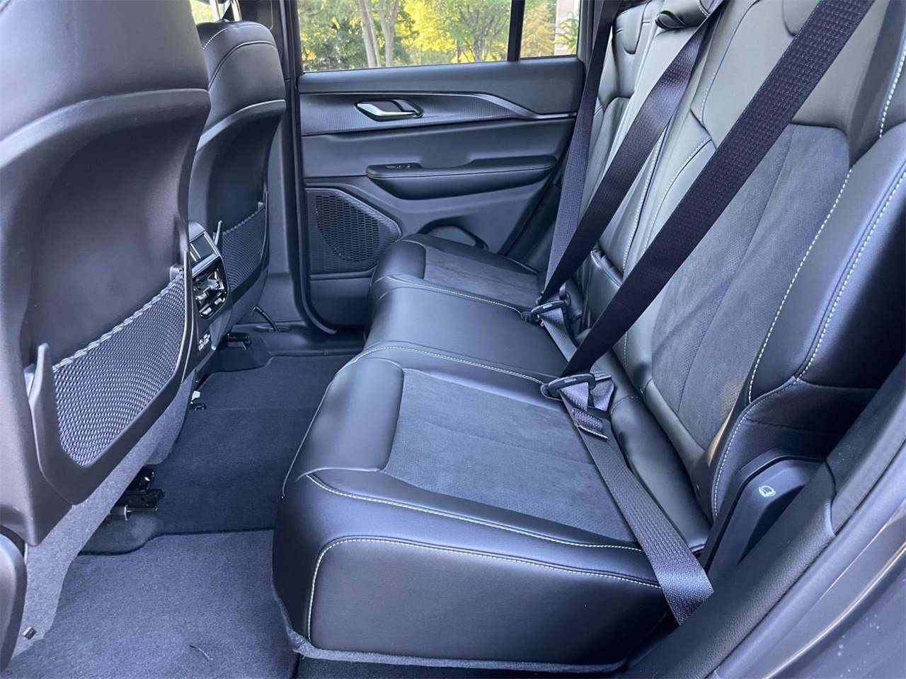 New 2025 Jeep Grand Cherokee Altitude image 28