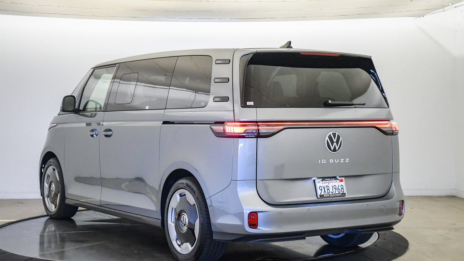 Used 2025 Volkswagen ID. Buzz Pro S RWD image 2