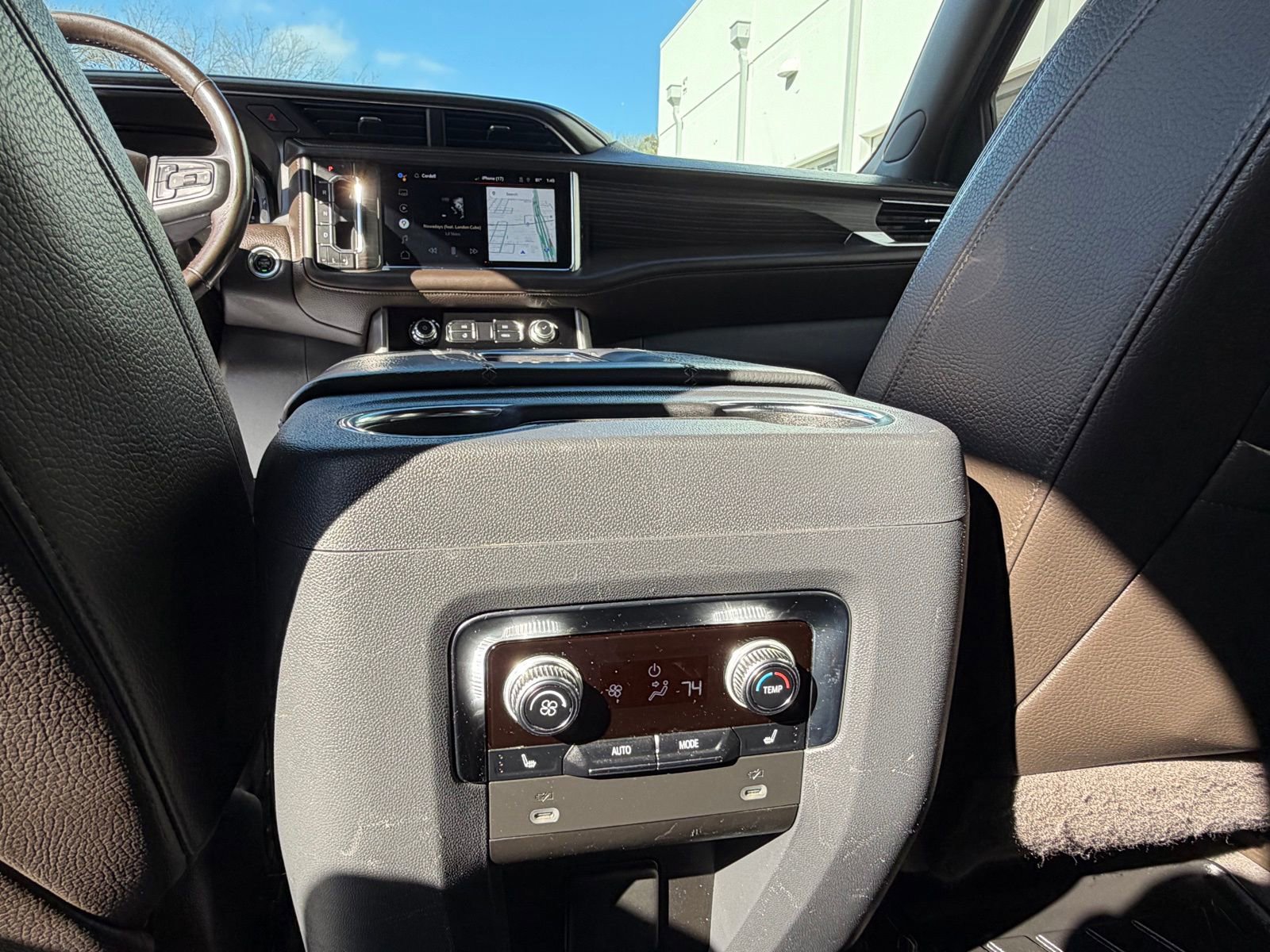 Used 2022 GMC Yukon Denali w/ Denali Premium Package image 11