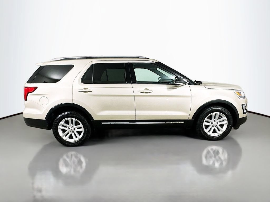 Used 2017 Ford Explorer XLT FWD image 9