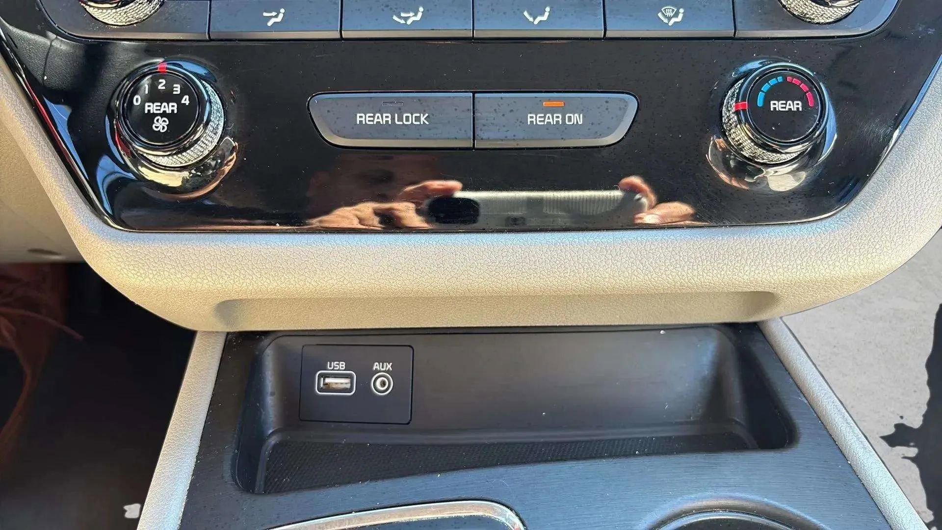 Used 2017 Kia Sedona LX image 34