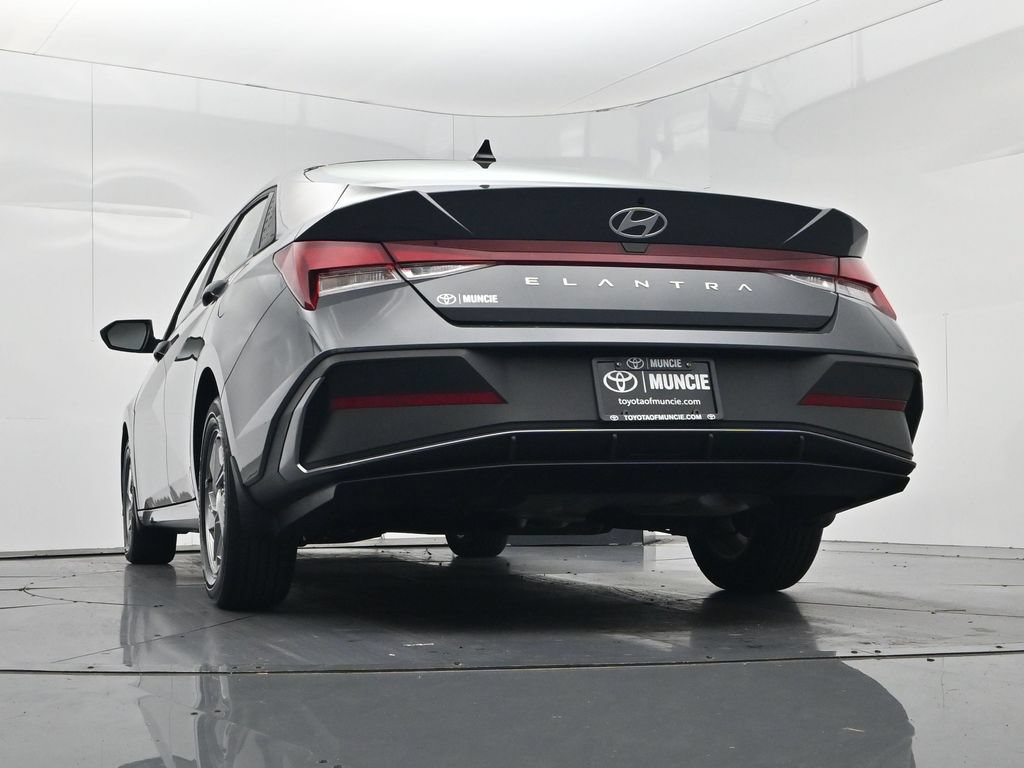 Used 2025 Hyundai Elantra SE FWD image 39