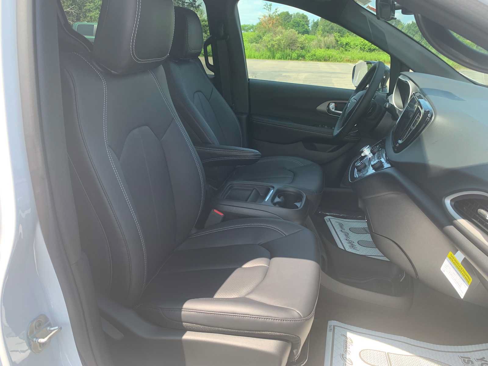 New 2027 Chrysler Pacifica LX FWD image 16