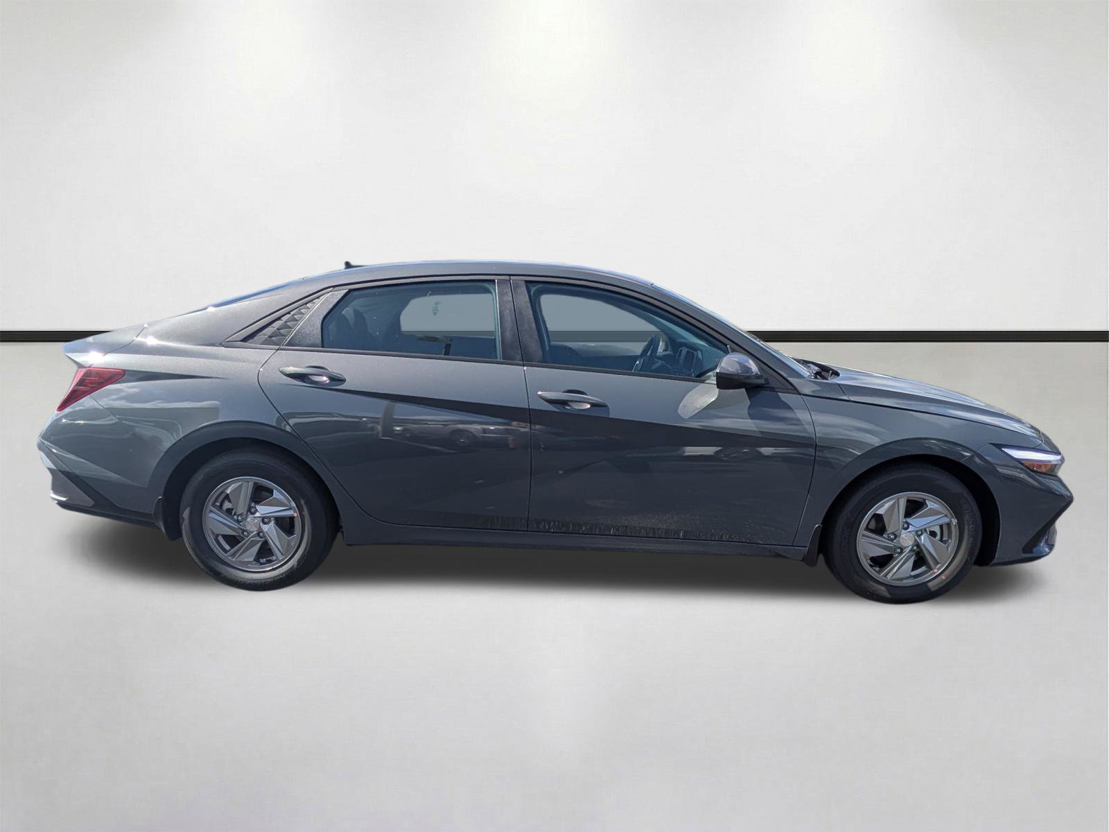 New 2026 Hyundai Elantra SE FWD image 3