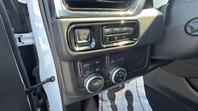 Used 2025 GMC Yukon XL Denali AWD/4WD image 18