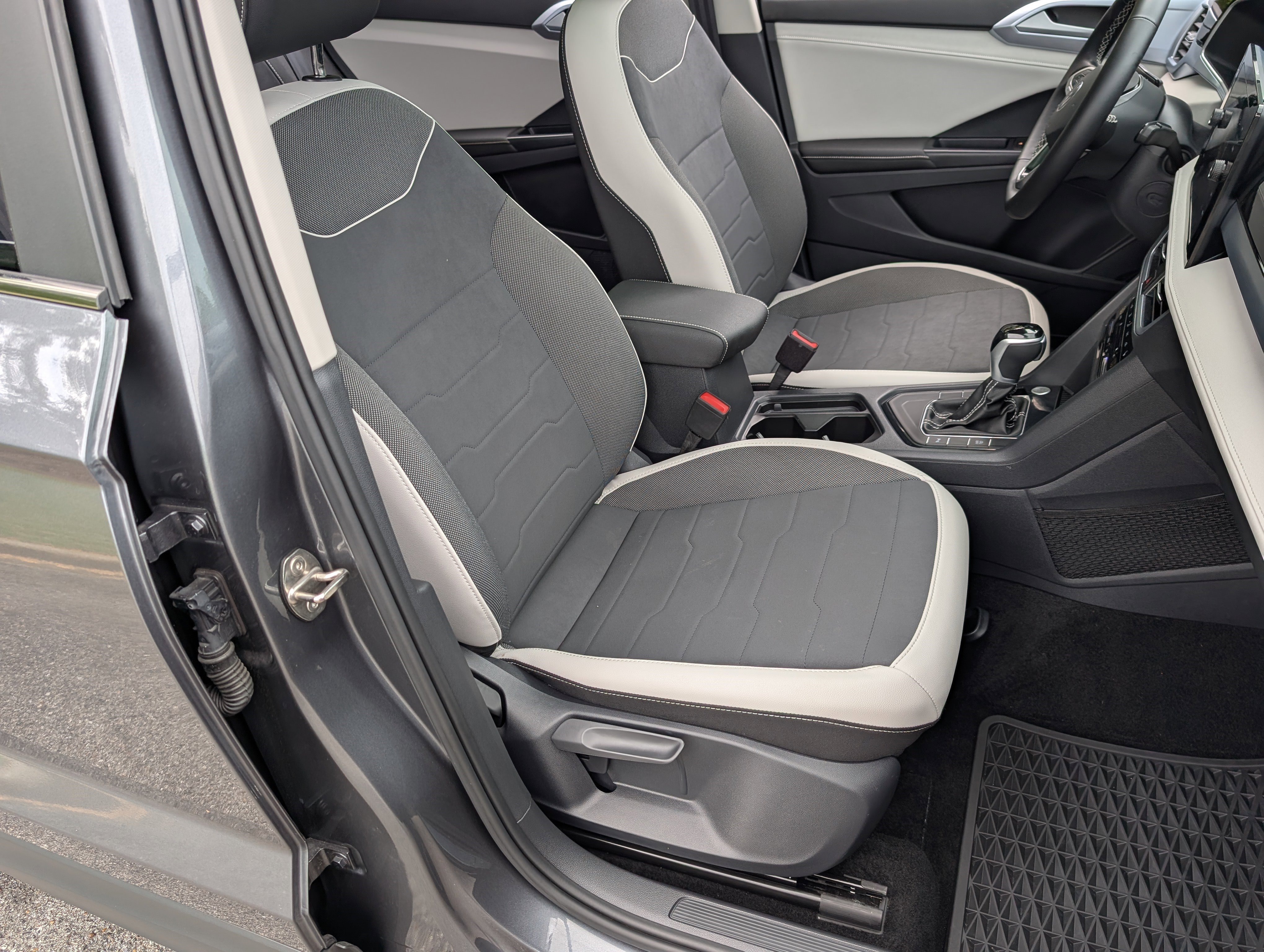 Used 2025 Volkswagen Taos SE w/ Panoramic Sunroof Package FWD image 21