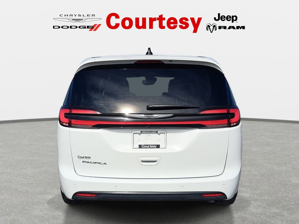 Used 2024 Chrysler Pacifica Touring-L image 5