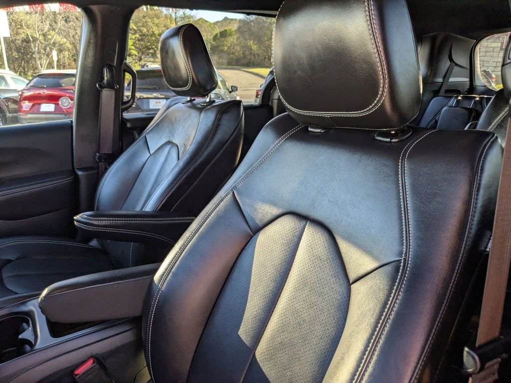 Used 2025 Chrysler Pacifica Select image 14
