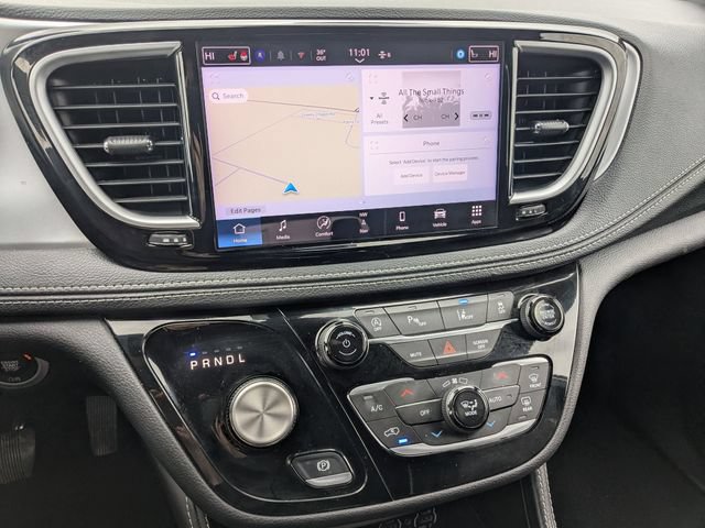 Used 2025 Chrysler Pacifica Limited FWD image 12