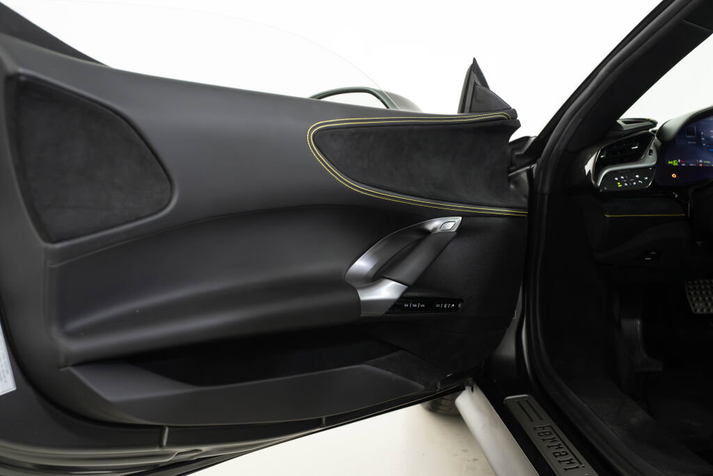 Used 2022 Ferrari SF90 Spider image 26