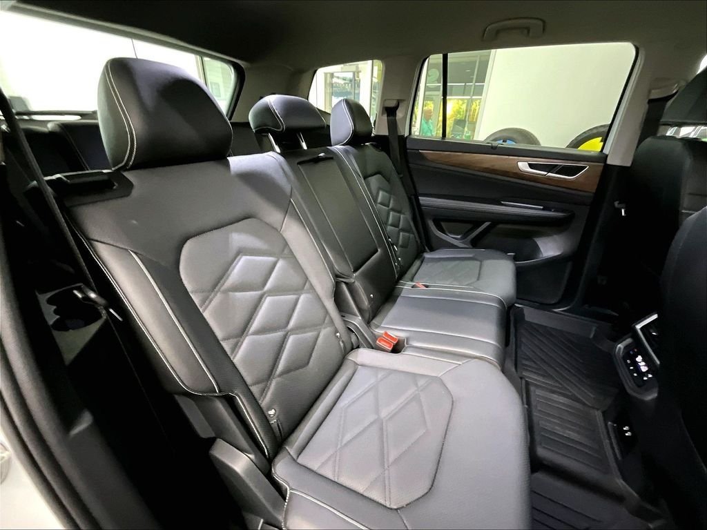 Used 2025 Volkswagen Atlas SE AWD/4WD image 16