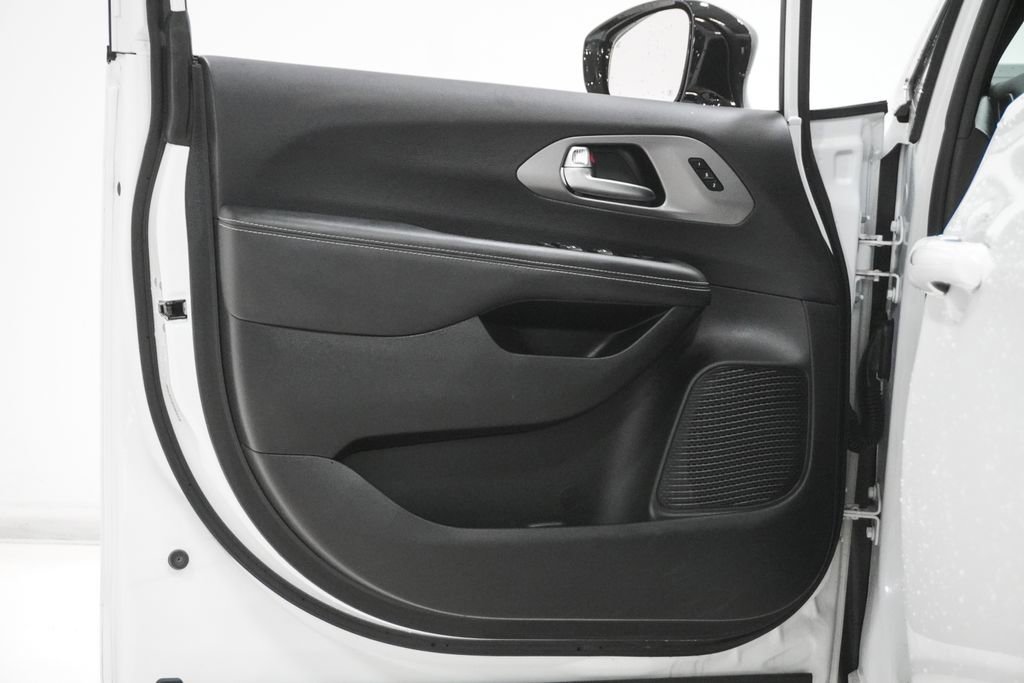 Used 2025 Chrysler Pacifica Select image 9