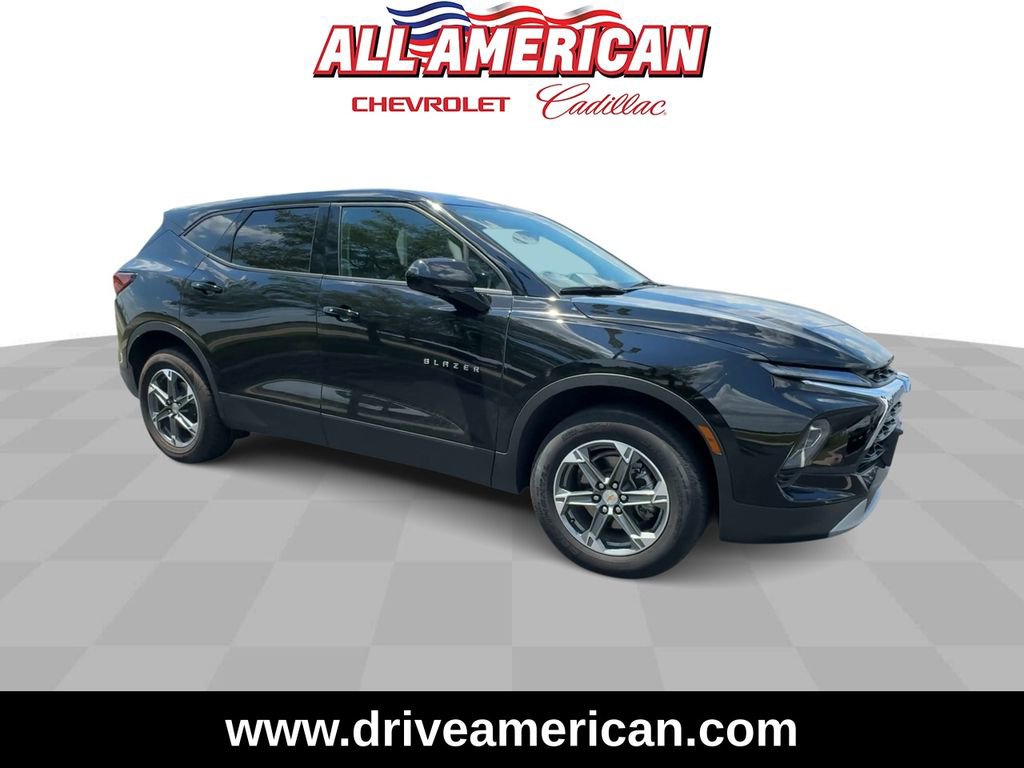 Used 2025 Chevrolet Blazer LT image 2