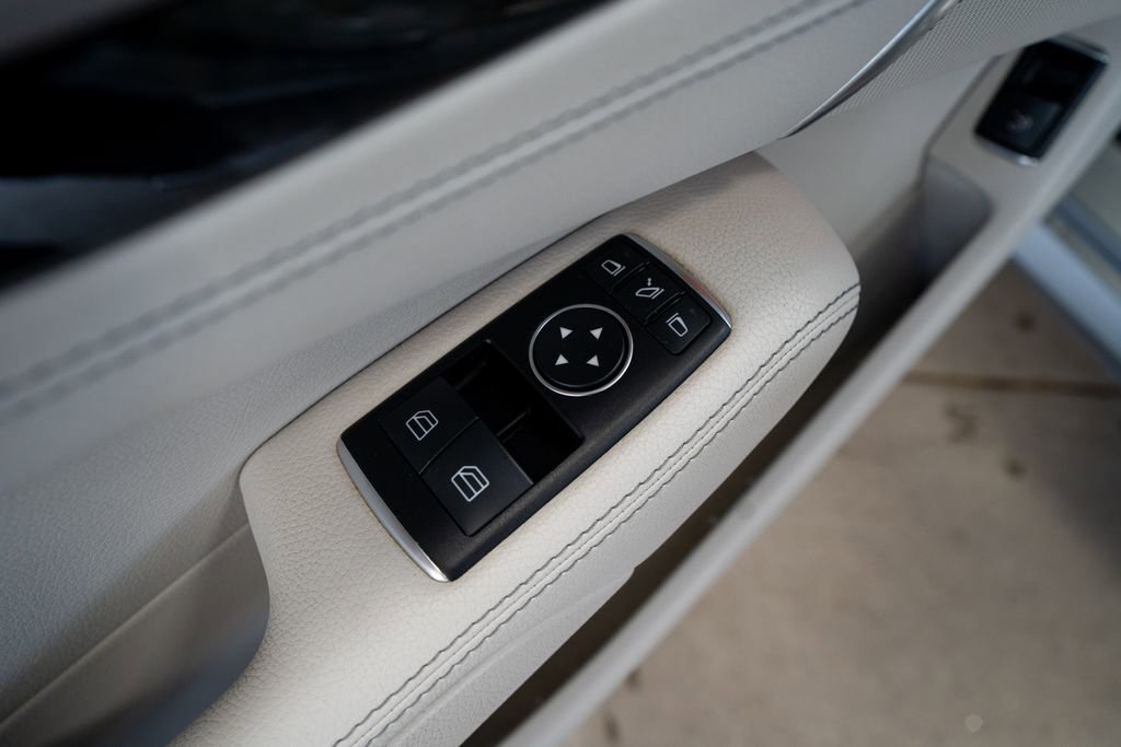 Used 2014 Mercedes-Benz SL 550 image 30