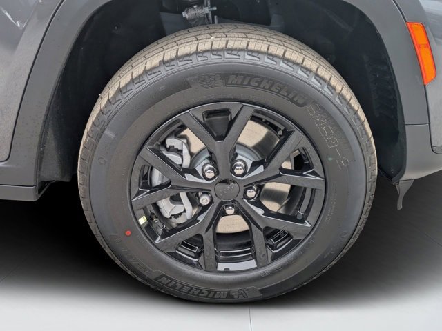 New 2025 Jeep Grand Cherokee L Laredo image 9