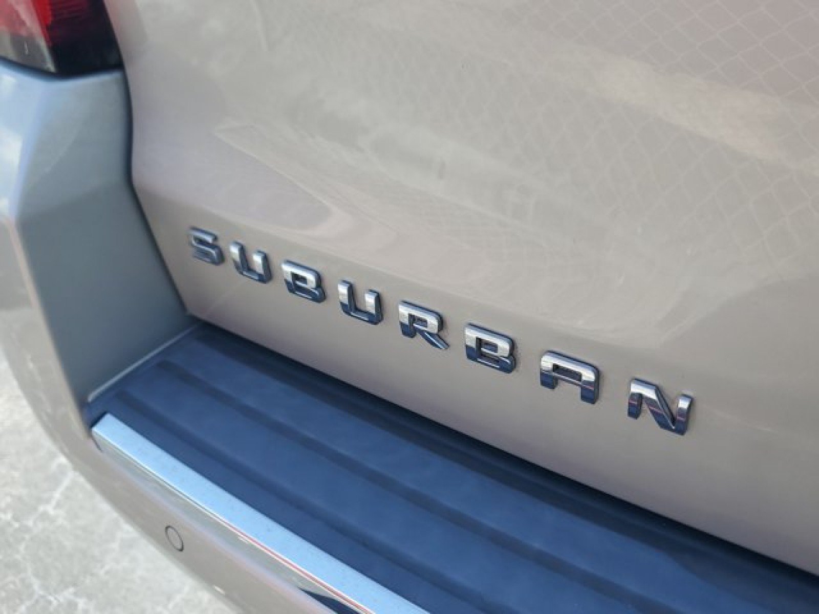 Used 2015 Chevrolet Suburban LTZ RWD image 8