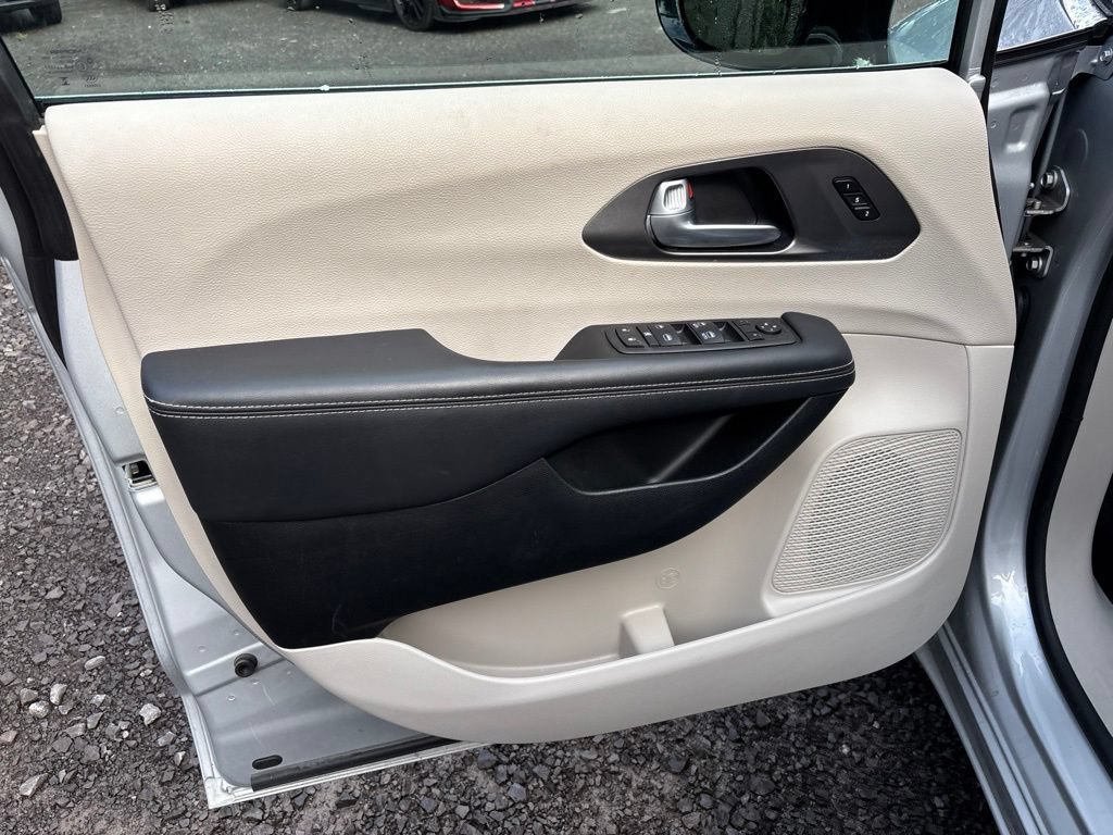 Used 2024 Chrysler Pacifica Touring-L FWD image 17