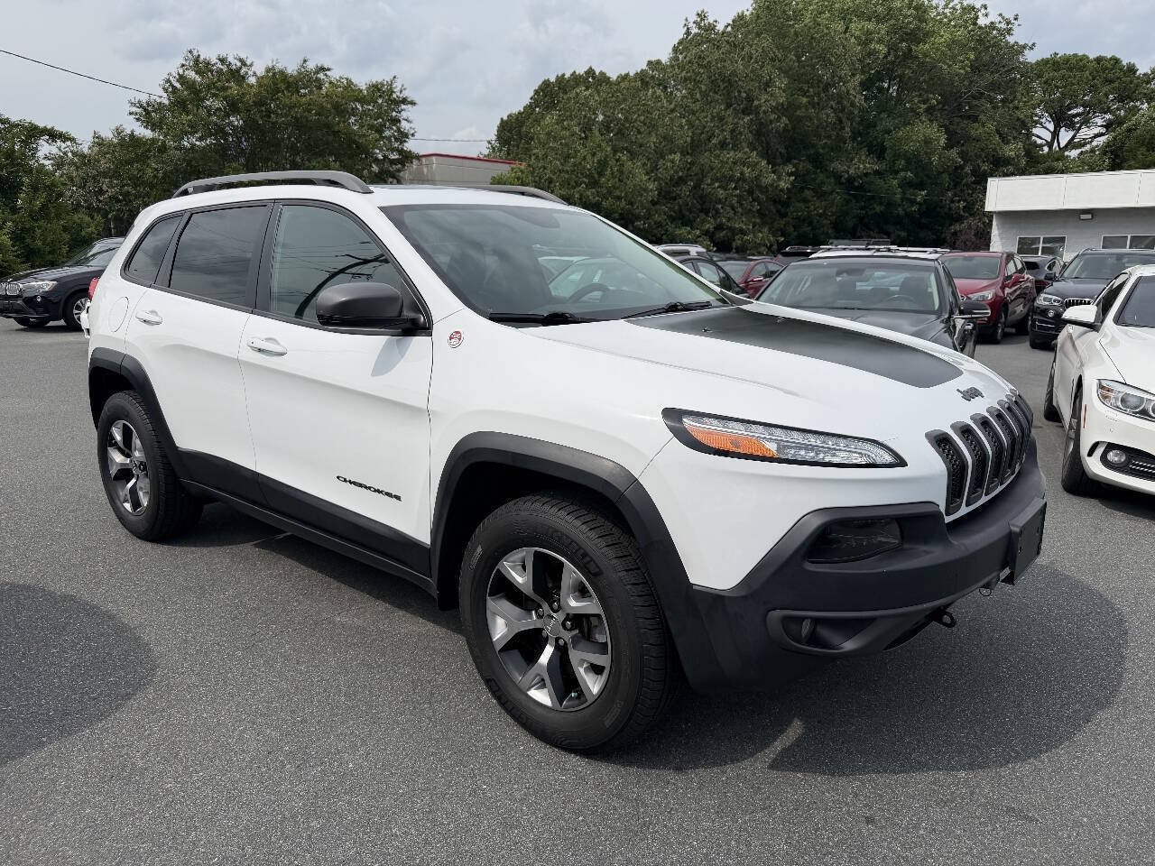 Used 2017 Jeep Cherokee Trailhawk AWD/4WD image 3