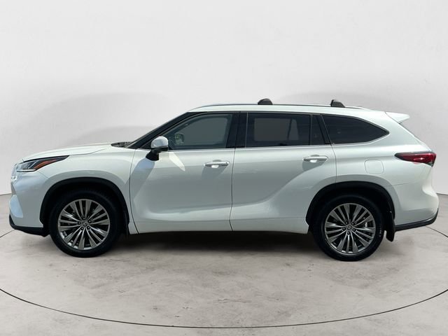 Used 2022 Toyota Highlander Platinum AWD/4WD image 2