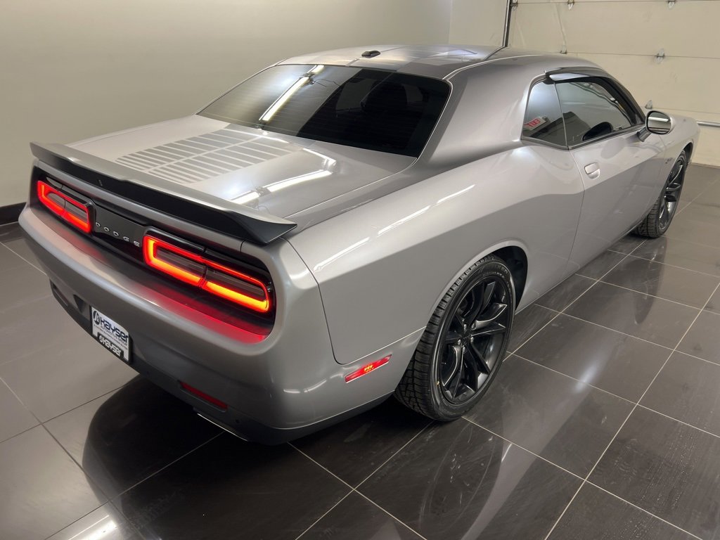 Used 2016 Dodge Challenger SXT w/ Blacktop Package image 6