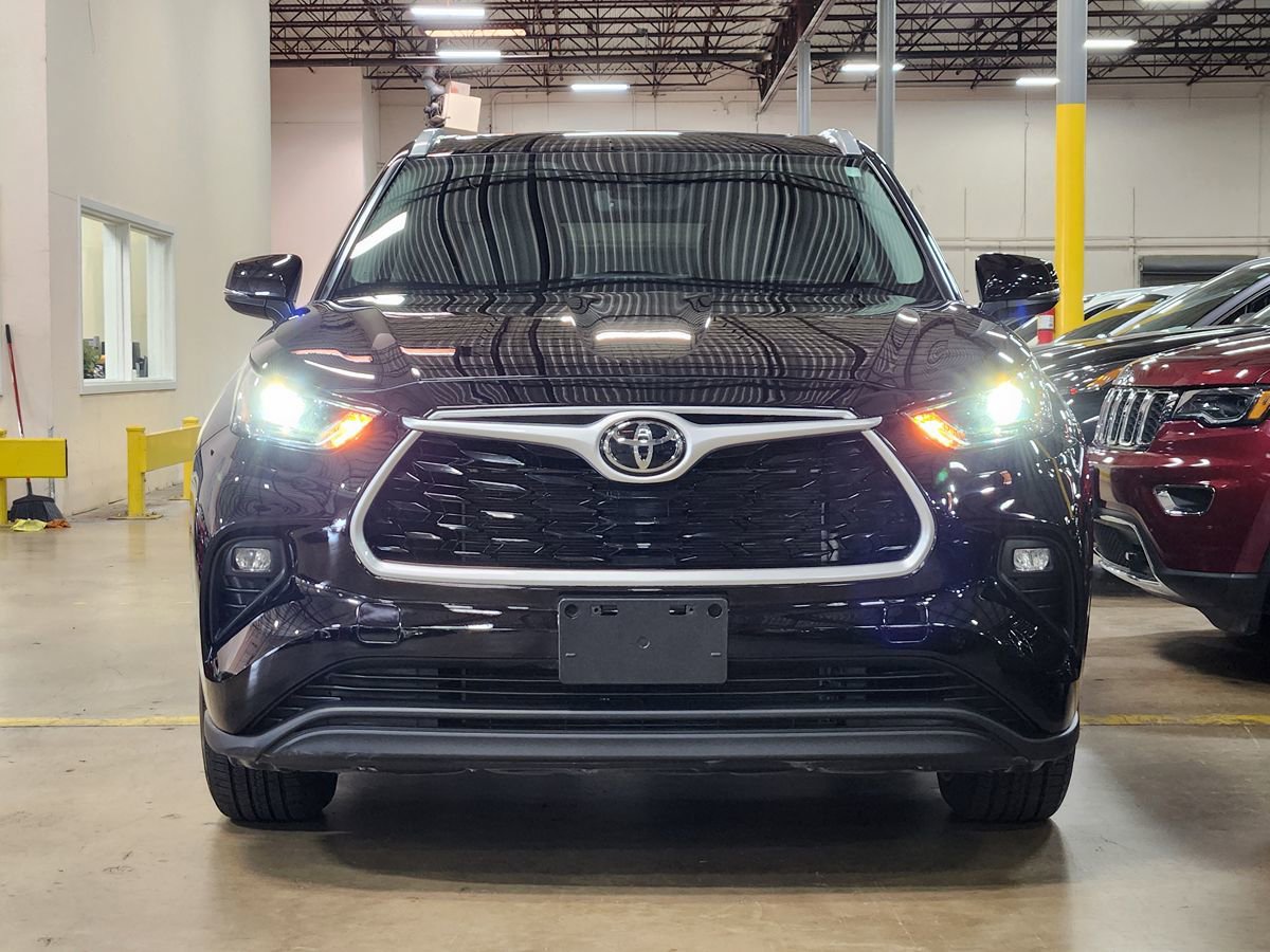 Used 2022 Toyota Highlander XLE FWD image 2