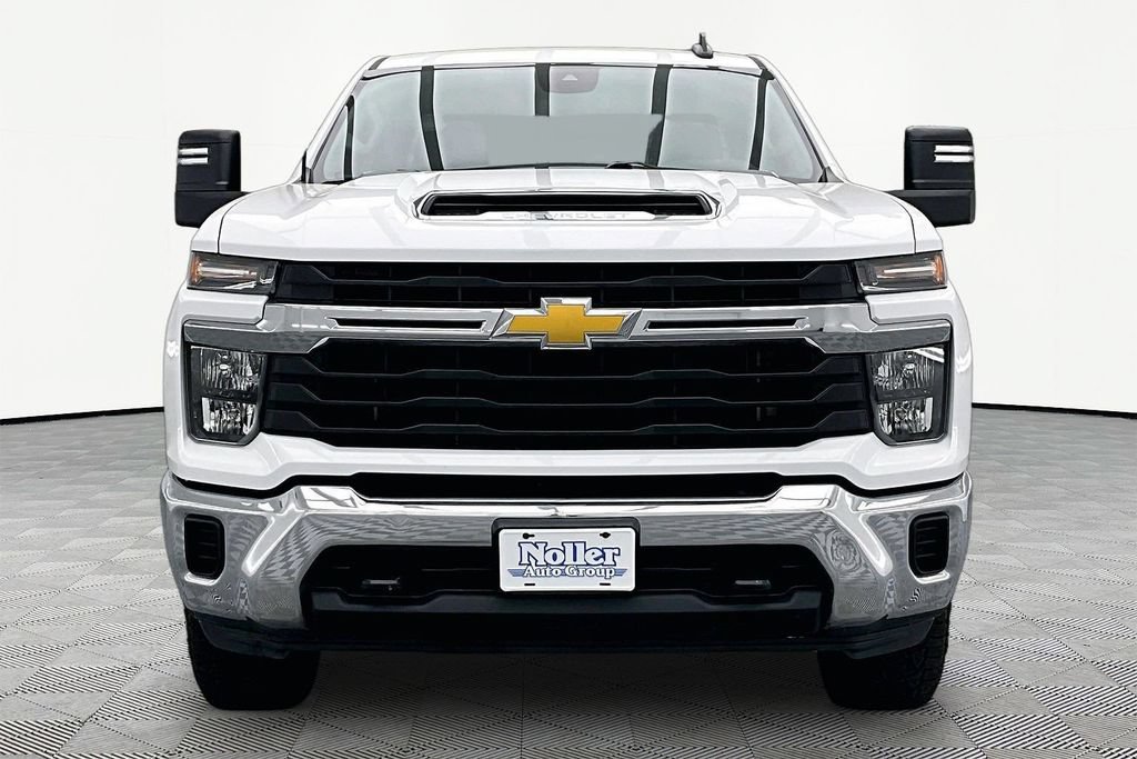 Used 2024 Chevrolet Silverado 2500 LT AWD/4WD image 3