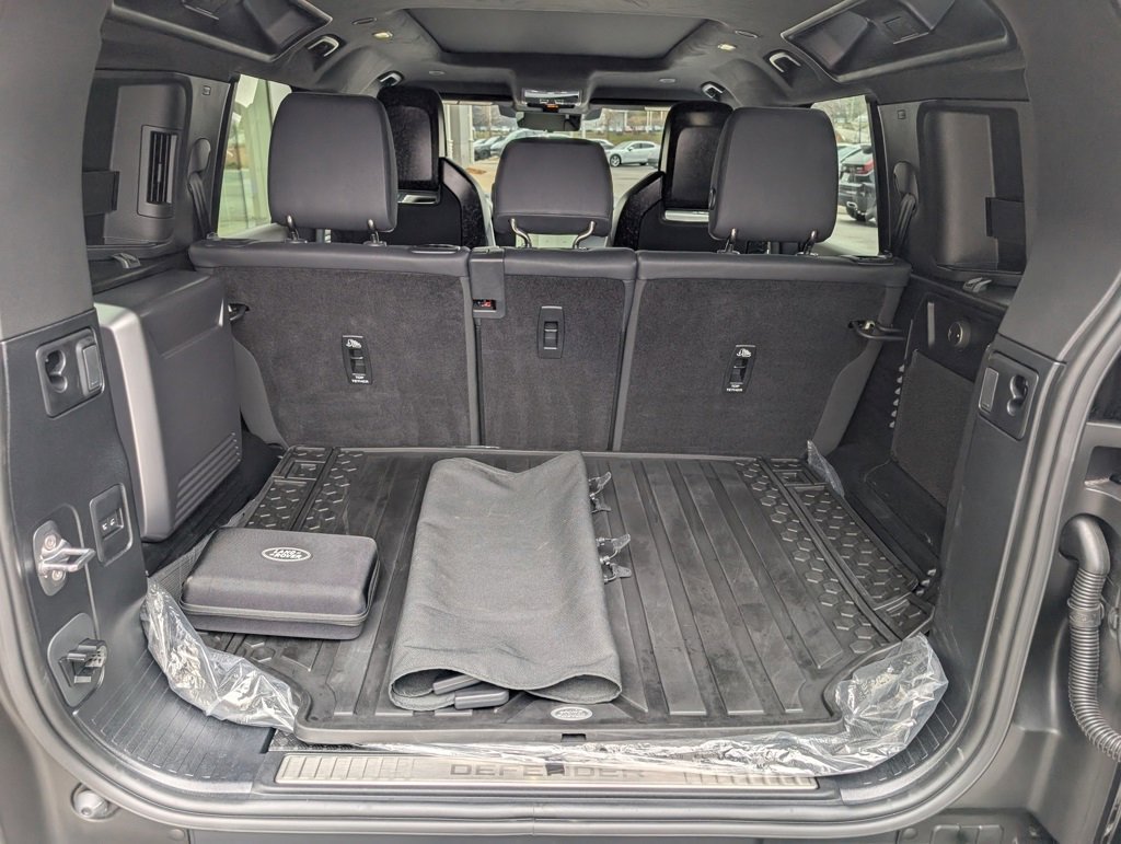 Used 2025 Land Rover Defender 110 image 31