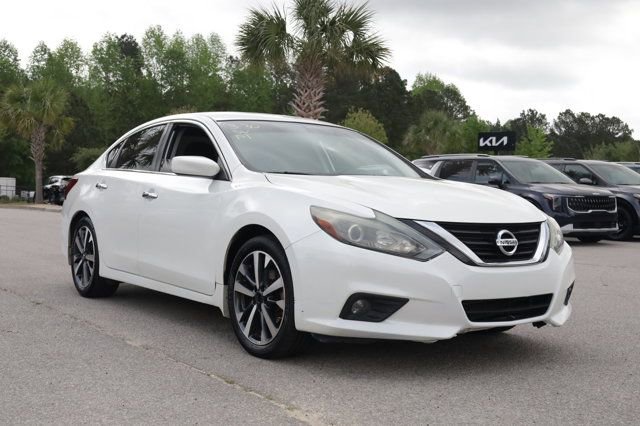 Used 2017 Nissan Altima 2.5 SR w/ Interior Lighting Package image 5