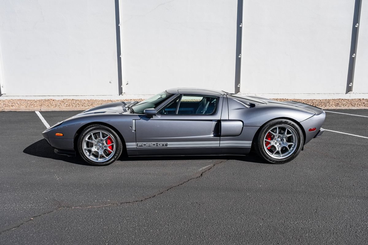 Used 2006 Ford GT RWD image 2