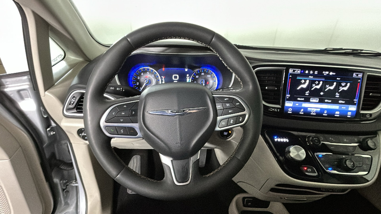 Used 2024 Chrysler Pacifica Touring-L FWD image 17