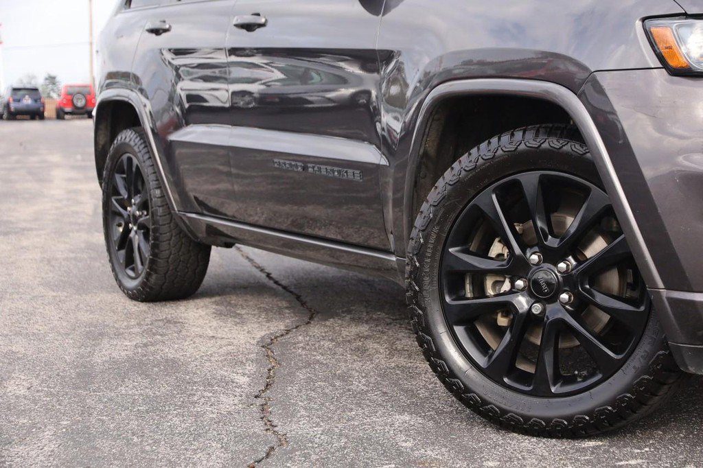 Used 2020 Jeep Grand Cherokee Altitude RWD image 3