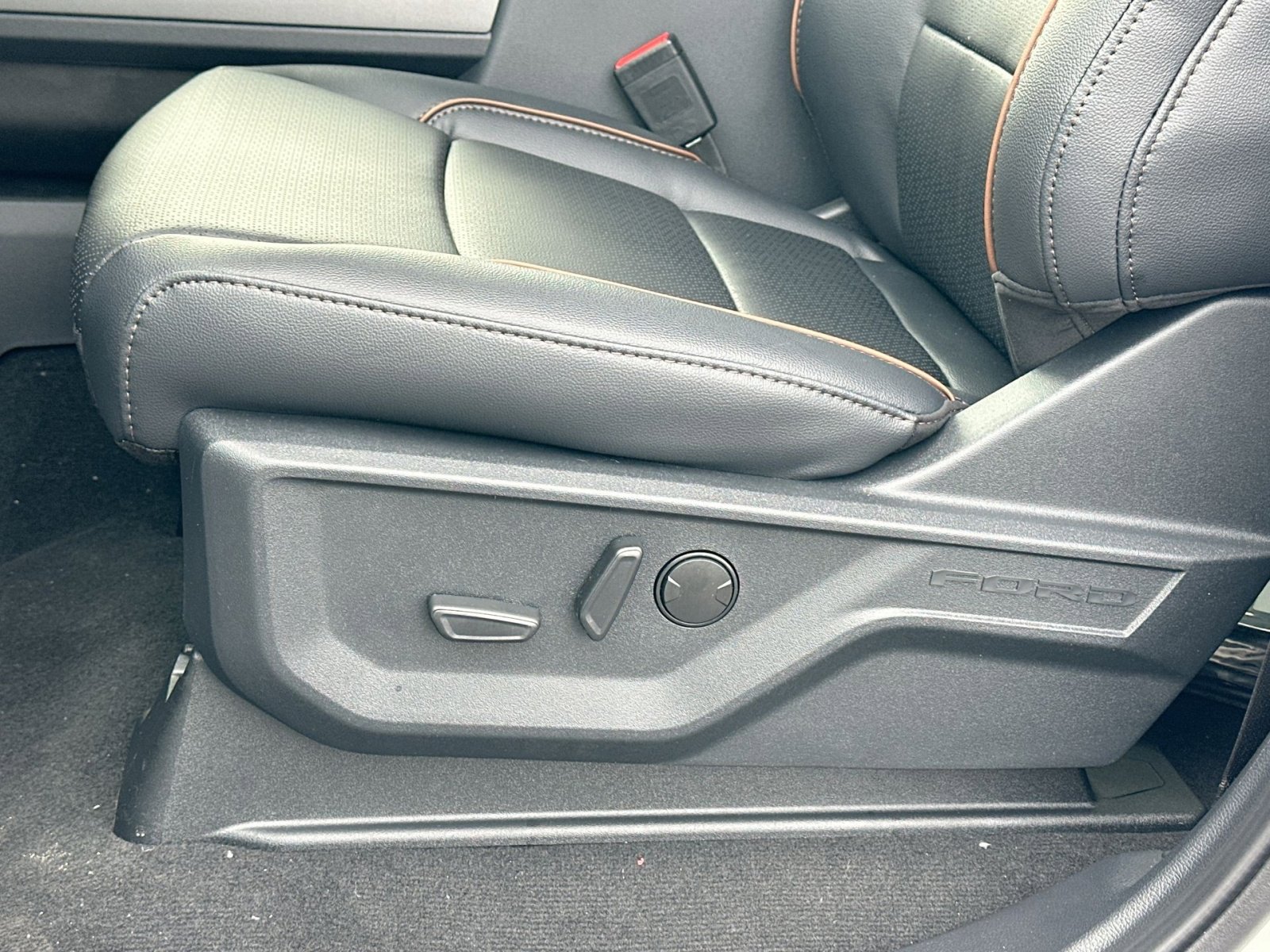 New 2026 Ford F250 Lariat w/ FX4 Off-Road Package image 14