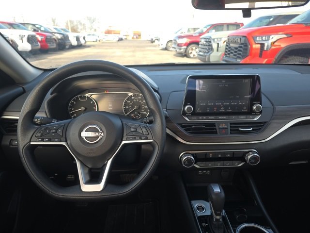 Used 2024 Nissan Altima 2.5 SV image 11
