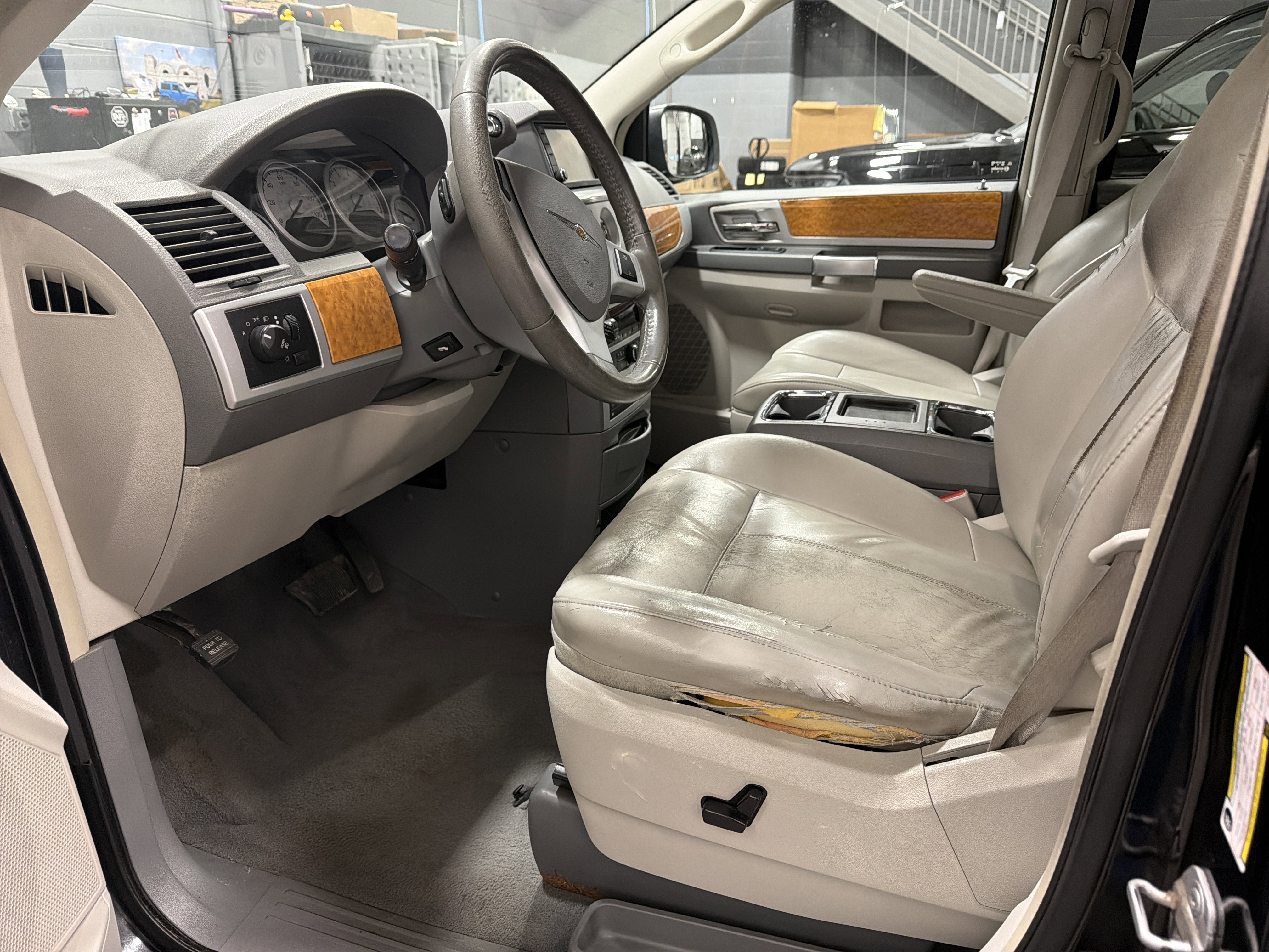 Used 2009 Chrysler Town & Country Limited w/ Entertainment Group #3 image 3