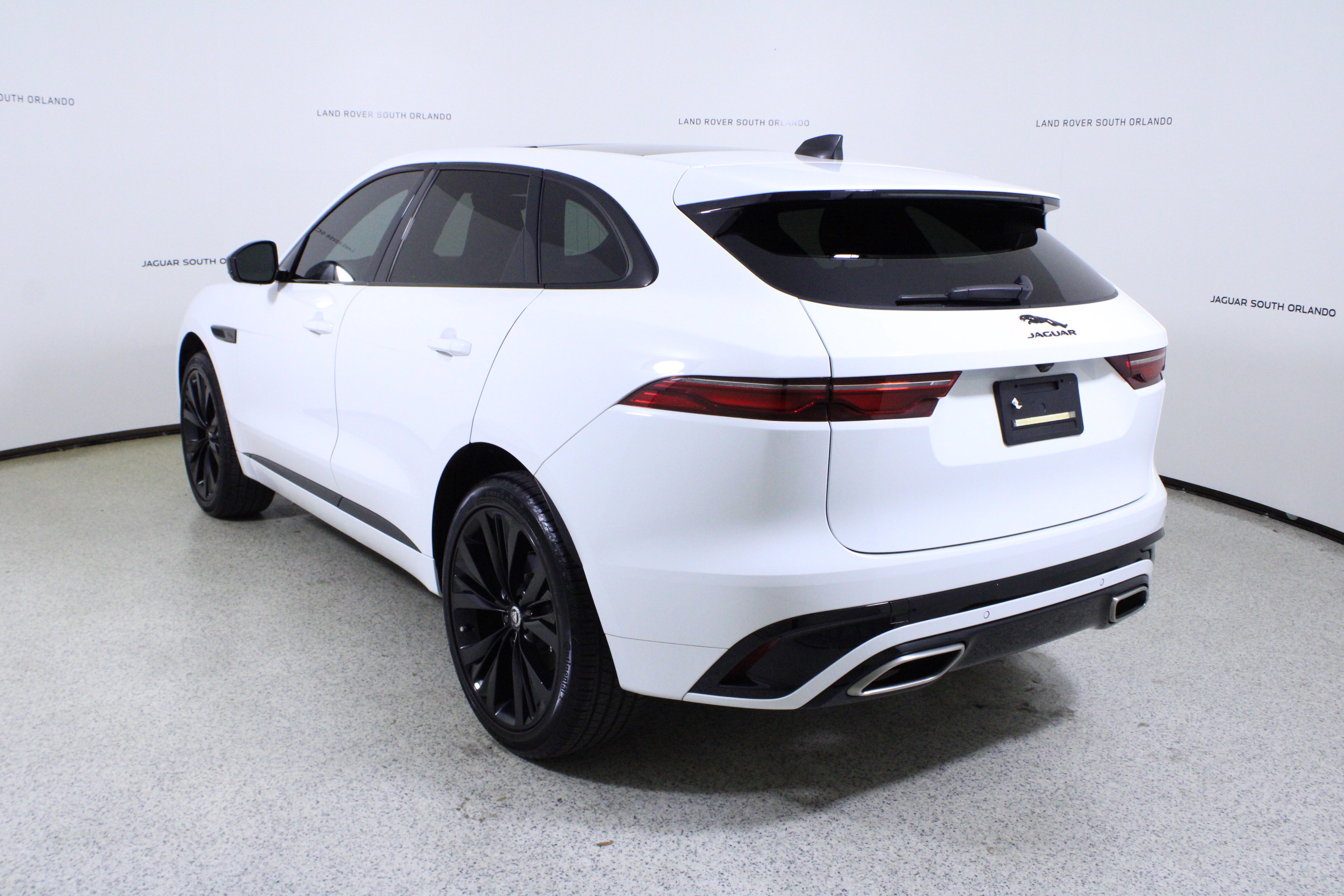 Certified 2025 Jaguar F-PACE R-Dynamic S AWD/4WD image 5